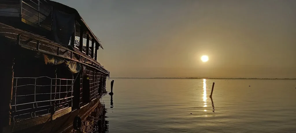 Waves and Dales Alleppey Houseboats